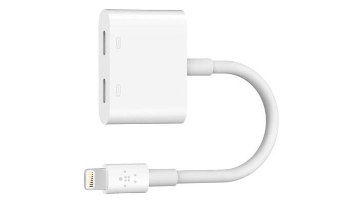 Phụ kiện giúp người dùng iPhone 7 vừa sạc pin vừa nghe nhạc thông qua hai đầu kết nối.