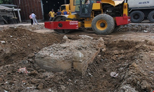 Trong lúc đào đất chuẩn bị làm đường nội bộ trong khuôn viên Bưu điện Phú Thọ đã phát lộ một ngôi mộ cổ với 4 thành xung quanh bằng đá xanh.