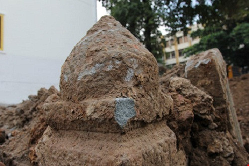 Trên bia mộ có ghi quốc hiệu “Đại Nam” và dòng lạc khoản ghi “tuế thứ Ất Tỵ niên đông nguyệt trung hoán” (lập mộ giữa tháng 10, năm Ất Tỵ).