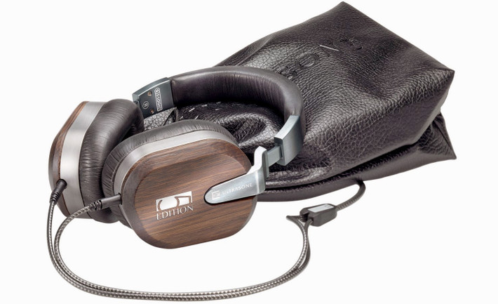 Với giá 5.000 USD, chiếc tai nghe Ultrasone Edition 5 sở hữu hai driver cỡ 40mm phủ titan, vỏ làm từ gỗ sồi đầm lầy với 7 lớp phủ vecni, cùng vải lót làm từ da cừu Ethiopia. Ảnh: The Audi.