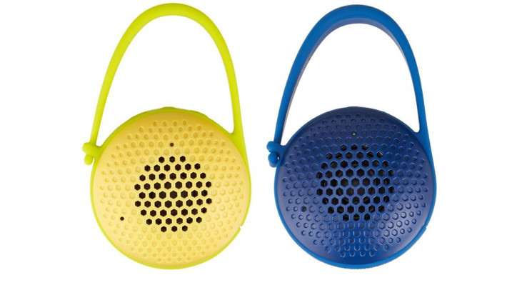AmazonBasics Nano Bluetooth Speaker là một sản phẩm loa ngoài kết nối Bluetooth nhỏ gọn với khả năng chống nước vô cùng hiệu quả. Sản phẩm còn được tích hợp một microphone bên trong để người dùng ghi âm hoặc trả lời điện thoại trong quá trình nghe nhạc. Nguồn ảnh: BestProduct.