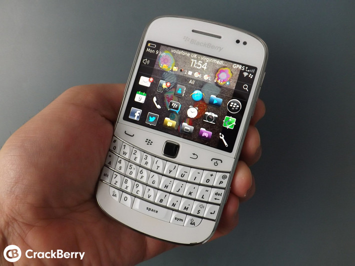 BlackBerry Bol 9900 là sản phẩm có màn hình cảm ứng kết hợp bàn phím QWERTY mềm mại. BlackBerry 9900 được thiết kế mỏng, với vòng benzen được làm bằng kim loại nguyên khối. Ảnh: CrackBerry.