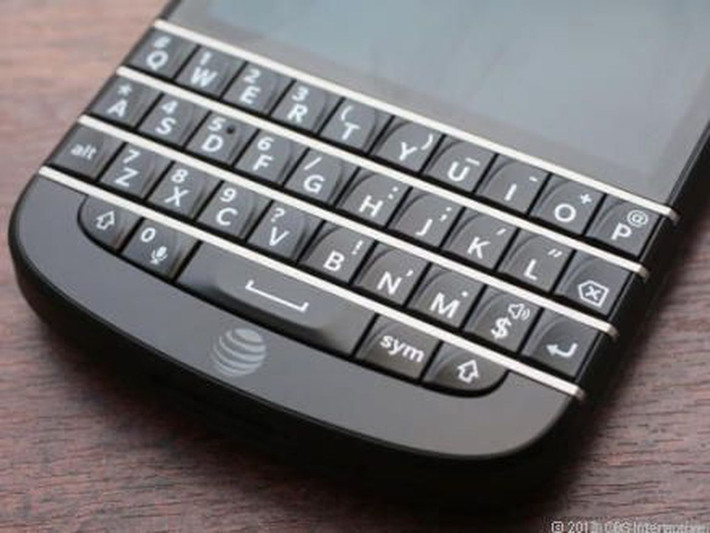 4 hàng cùng 35 phím, mỗi hàng phím được ngăn cách bởi một khe kim loại, BlackBerry Q10 trở thành sản phẩm tốt hơn nhiều so với nhiều mẫu smartphone có bàn phím QWERTY của BlackBerry. Ảnh: Cnet