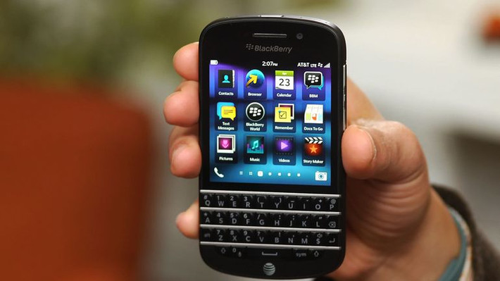 BlackBerry Q10 là siêu phẩm công nghệ chạy OS 10 của BlackBerry khuấy đảo công nghệ suốt một thời gian dài. Ảnh: Cnet.