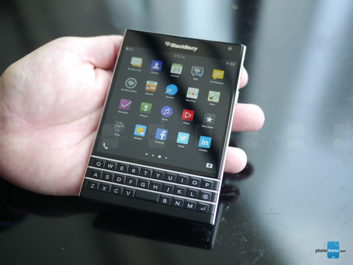 Bên cạnh ba hàng phím vật lý, BlackBerry Passport sở hữu một hàng phím ảo thứ tư đáp ứng nhu cầu gõ và soạn thảo văn bản của người dùng. Ảnh: Phonearean.