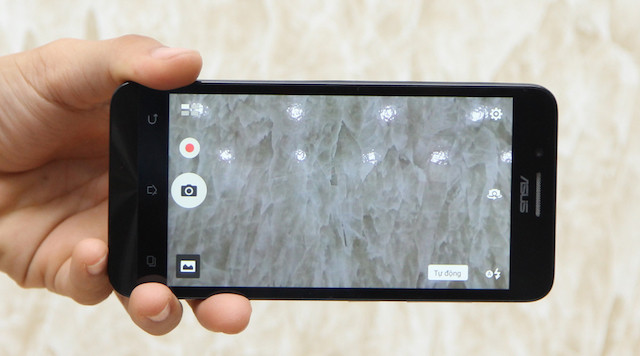 Vẽ chữ C trên màn hình khi đang tắt để bật nhanh camera.