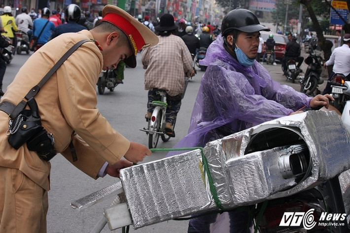 Hàng hóa chở cồng kềnh vi phạm quy định bị dỡ khỏi xe