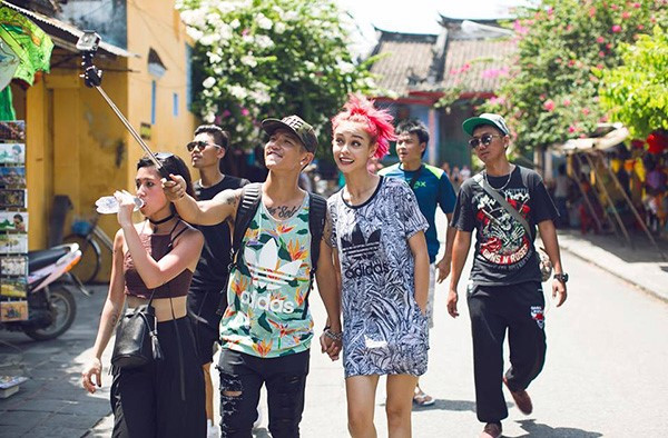 Cường Seven cùng bạn bè selfie trên phố. Ảnh: Zing.