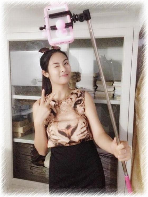 Ngọc Hân khoe chiếc gậy selfie xinh xắn. Ảnh: Zing.