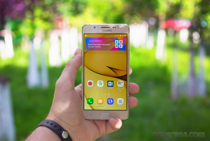 Cùng trang bị camera sau 13Mp nhưng Galaxy J5 2016 có khả năng bắt nét tốt hơn nhờ trang bị khẩu độ lớn f/1.9. Ảnh: Gamarena.
