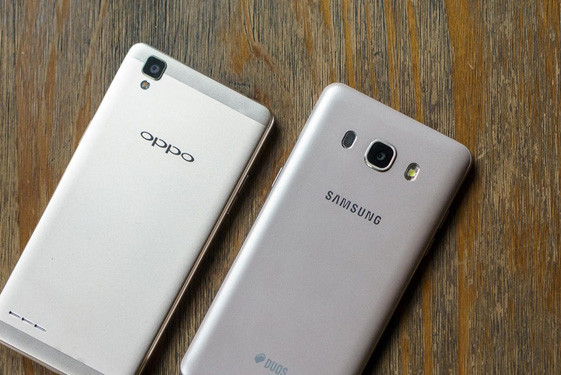 Đăc biệt hơn, Galaxy J5 chạy trên hệ điều hành Android 6.0 mới hơn so với Android 5.1 của F1. Ảnh: Vienthonga.