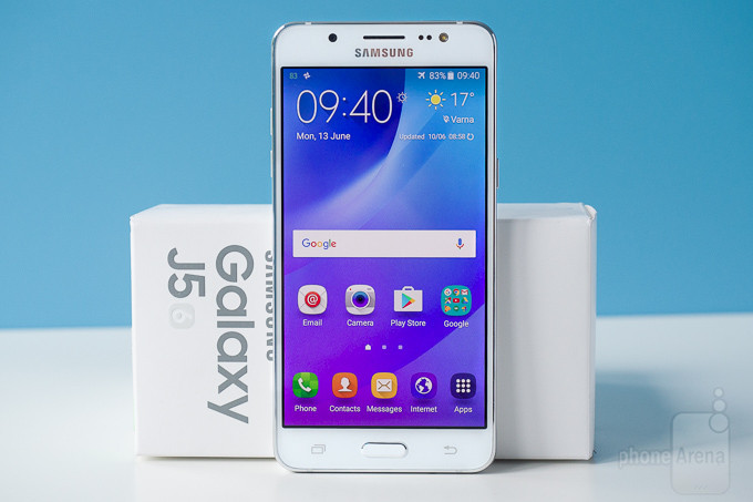 Ngược lại, Samsung Galaxy J5 2016 sở hữu góc cạnh bo tròn, khá mềm mại. Ảnh: Phonearena.