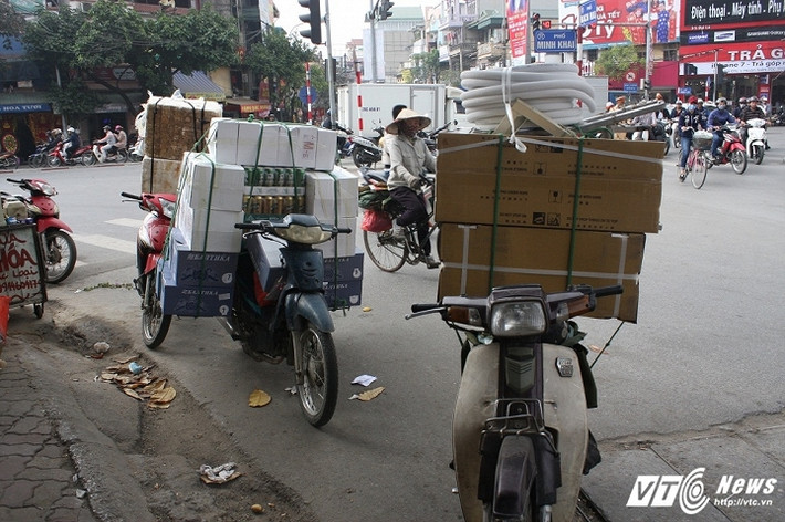 Nhiều người dân đi trên đường cho biết, họ cảm thấy sợ hãi khi gặp những chiếc xe chở hàng cồng kềnh này di chuyển trên đường. Bởi, chỉ một va chạm nhẹ có thể gây ra những chấn thương nặng do các vật cồng kềnh đè vào người.