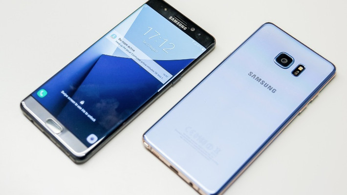 Có vẻ như Samsung vẫn muốn thử vận may với dòng Note vào năm 2017 khi ra mắt Galaxy Note 8. Để đảm bảo không mắc lỗi như người tiền nhiệm, Samsung sẽ đặt pin từ nhà sản xuất LG cho Note 8. Ảnh: PC Advisor.