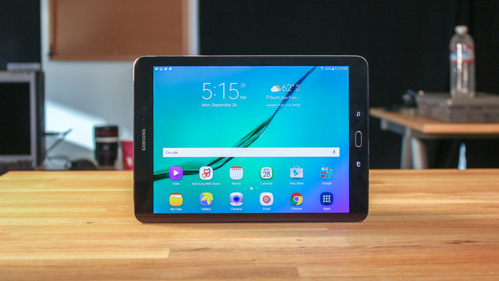 Bên cạnh điện thoại, Samsung còn trình làng bộ đôi máy tính bảng Galaxy Tab S3 vào quý 1/2017. Máy sẽ sở hữu màn hình 9.7 inch và thiết kế kim loại tương tự người tiền nhiệm. Ảnh: TechRadar.