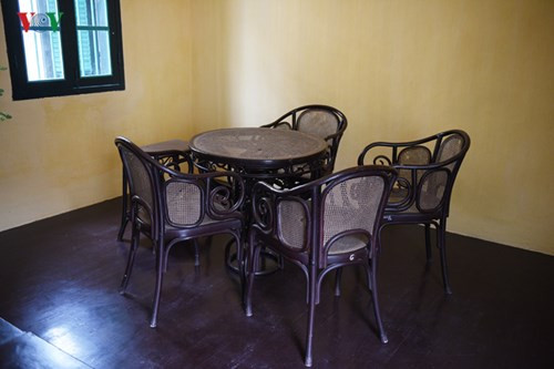 Bộ bàn ghế nơi Bác và các đồng chí trong Ban Thường vụ Trung ương Đảng thường xuyên họp bàn và thông qua Lời kêu gọi Toàn quốc kháng chiến.