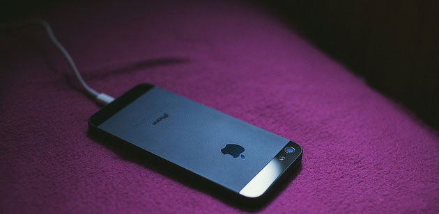 Theo nghiên cứu trên website Batterty University chuyên cung cấp thông tin về pin thì pin iPhone hoạt động không hiệu quả khi nhiệt độ trên 30 độ C. Vì vậy, bạn nên hạn chế sạc iPhone ở những nơi nhiệt độ quá cao. Ảnh: Ampercent.