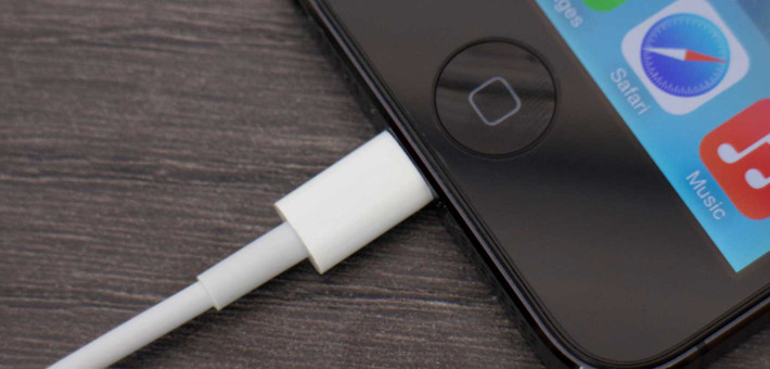 Vì cơ chế tăng nhiệt của pin nên người dùng cần tạo thói quen tháo vỏ iPhone trước khi sạc. Ảnh: Payette Forward.