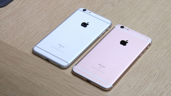 Với các dòng iPhone 5s trở lên, đặt màn hình úp xuống bề mặt nào đó sẽ giúp iPhone tự kích hoạt chế độ tiết kiệm pin. Nhờ đó, tính năng này giúp tốc độ sạc pin trên iPhone nhanh hơn. Ảnh: Cnet.