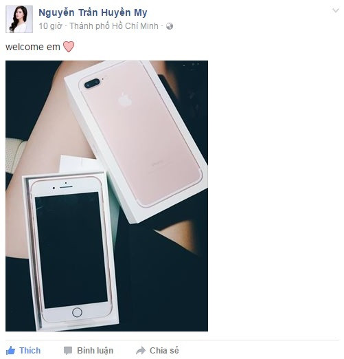Á hậu Huyền My là một trong những sao Việt đầu tiên sở hữu chiếc điện thoại iPhone 7 Plus. Chiếc iPhone 7 Plus màu hồng Huyền My khoe trên Facebook ngay lập tức nhận được hàng nghinf lượt thích và bình luận từ người hâm mộ. Ảnh: Facebook Huyền My.