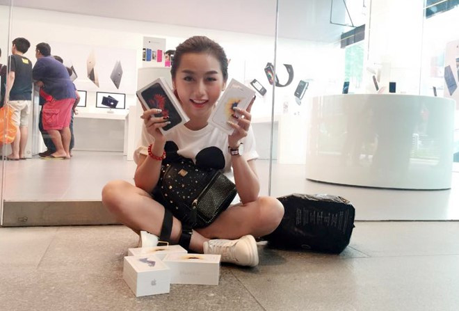 DJ Quỳnh Nhi xếp hàng 25 tiếng mua iPhone 6S tại Singapore. Ảnh: Zing.