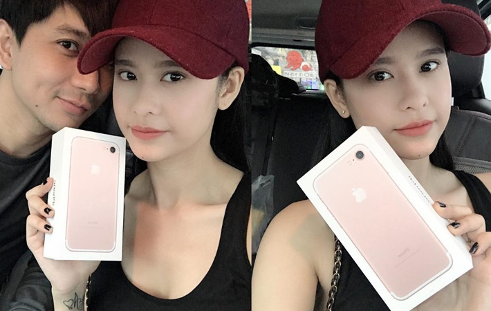 Trương Quỳnh Anh khéo khoe iPhone 7 Plus màu hồng dễ thương được ông xã mua tặng. Ảnh: Facebook Quỳnh Anh.
