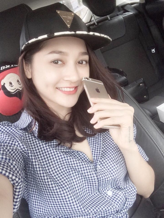 Ca sĩ Bảo Anh hí hửng chào ngày mới cùng chiếc iPhone 6 màu vàng sang trọng. Ảnh: Facebook Bao Anh.