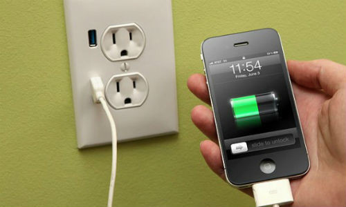 Không ít người có thói quen sạc pin iPhone cũ đầy rồi cất đi để phòng trường hợp khi cần sử dụng. Tuy nhiên, việc làm này về lâu dài sẽ khiến pin bị chảy nước. Ảnh: ExtremeTech.