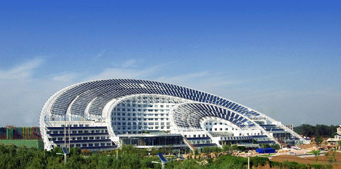 1. Những tòa nhà sử dụng năng lượng sạch từ thiên nhiên. Hiện trên toàn thế giới, các tập đoàn lớn đang dẫn đầu trong việc xây dựng những văn phòng sử dụng năng lượng mặt trời mà không cần phải sử dụng nhiên liệu hóa thạch. Frog dự báo phát minh này sẽ trở thành xu hướng công nghệ trong năm 2017. Giờ đây gạch đã có thể phát triển từ vi khuẩn, xi-măng hút khí CO2, hay hệ thống làm mát của tòa nhà chính là từ gió tự nhiên.