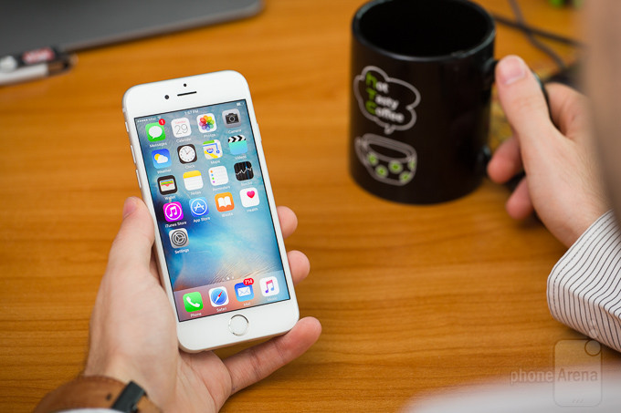 Màn hình cảm ứng là yếu tố đầu tiên người dùng cần kiểm tra trước khi mua iPhone cũ. Để kiểm tra xem cảm ứng có liệt hay không, bạn nhấn giữ lâu một icon cho đến khi các icon khác rung nhẹ. Ảnh: Phone Arena.