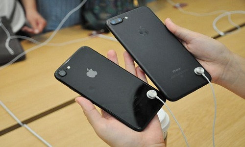 Với những sản phẩm iPhone đời cao, người mua cần kiểm tra chức năng cảm biến vân tay của máy. Ảnh: Miror.