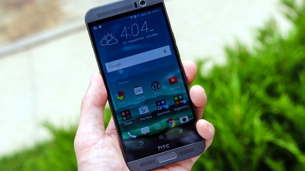 HTC One Me cũng được tích hợp cảm biến vân tay, loa kép BoomSound, kết nối LTE, hỗ trợ hai SIM và chạy phiên bản Sense 7 tuỳ biến dựa trên nền tảng Android của HTC.
