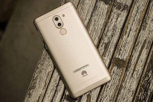 Huawei GR5 2017 – 5,99 triệu đồng. Đây là smartphone tầm trung cấp thấp đầu tiên tại Việt Nam được trang bị cụm camera kép tương tự các smartphone cao cấp. Sản phẩm vừa được Huawei tung ra thị trường Việt Nam. Điểm nhấn chính trên Huawei GR5 2017 là cụm camera kép cho phép chụp "xoá phông" tương tự các smartphone cao cấp đang có mặt trên thị trường. Ngoài máy ảnh chính 12 MP, Huawei trang bị cho GR5 2017 thêm một cụm camera 2 MP cho phép thay đổi độ sâu trường ảnh. Người dùng cũng có thể thay đổi khẩu độ giả lập từ f/0.95 - f/16 để cho ra những bức ảnh chân dung với hiệu ứng xoá phông và bokeh ấn tượng.