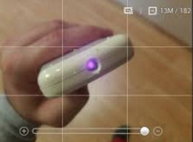 Mắt thường không thể nhìn thấy tia hồng ngoại phát ra từ TV, camera...nhưng smartphone lại làm được điều này. Nếu lo ngại việc bị quay lén, bạn hãy mởi ứng dụng camera trên smartphone. Sau đó quay điện thoại khắp phòng. Ảnh: Pcmag.