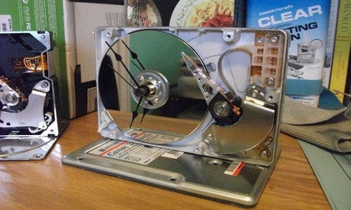 Tận dụng chiếc đĩa CD hỏng để tạo nên chiếc đồng hồ cực chất trên bàn học, bàn làm việc. Ảnh: Makeuseof.
