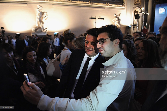 Cựu Thủ tướng Italia Matteo Renzi chụp ảnh cùng người hâm mộ. Ảnh: Getty Images.