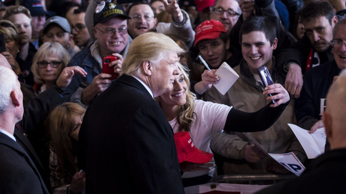 Tổng thống Mỹ đắc cử 2016 Donald Trump háp hức khi chụp ảnh selfie cùng những người ủng hộ. Ảnh: BillMoyers.