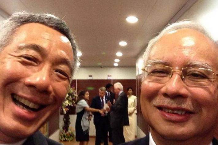 Thủ tướng Singapore Lý Hiển Long chụp ảnh "selfie" với người đồng cấp Malaysia, Thủ tướng Najib Razak. Ảnh: The Straits Times.