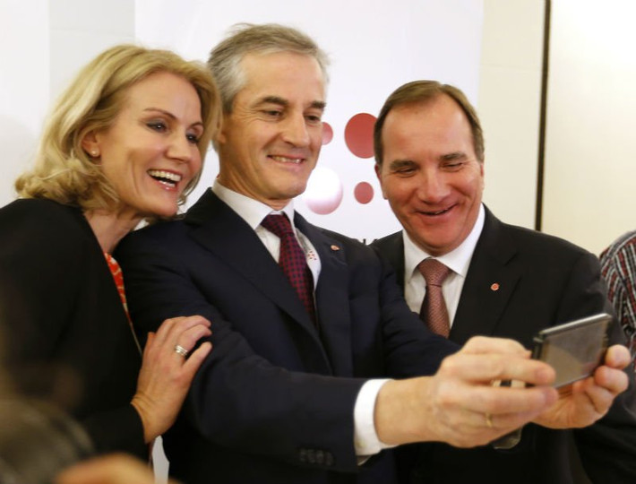 Thủ tướng Đan Mạch Helle Thorning-Schmidt, lãnh đạo đảng lao động Na Uy Jonas Gahr Store và Thủ tướng Thụy Điển Stefan Lofven chụp ảnh selfie tại một hội nghị ở thủ đô Oslo, Na Uy. Ảnh: Thelocal.