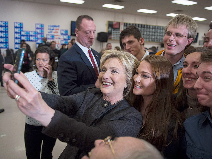 Bà Hillary Clinton tự tay chụp ảnh với người hâm mộ. Ảnh: People.