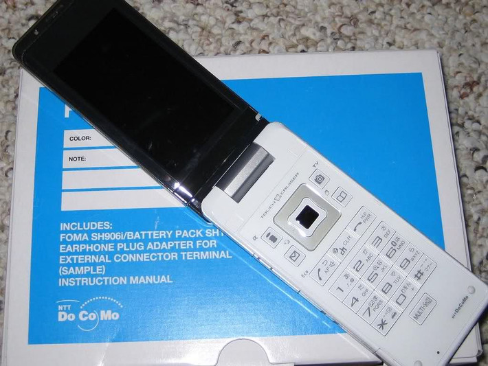 Cùng thời với Sharp 920SH, DoCoMo Sharp SH906i gây chú ý với công nghệ đột phá khi xoay màn hình ra ngoài thì sẽ trở thành một màn hình cảm ứng rất nhạy. Ảnh: HowardForums.