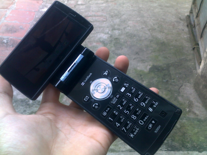 Sharp 920SH là một trong những mẫu điện thoại ăn khách nhất tại Việt Nam trong thời gian 2007 -2008. Máy độc đáo với thiết kế gập nhưng màn hình lại có thể xoay ngang để xem phim. Ảnh: Gsm.