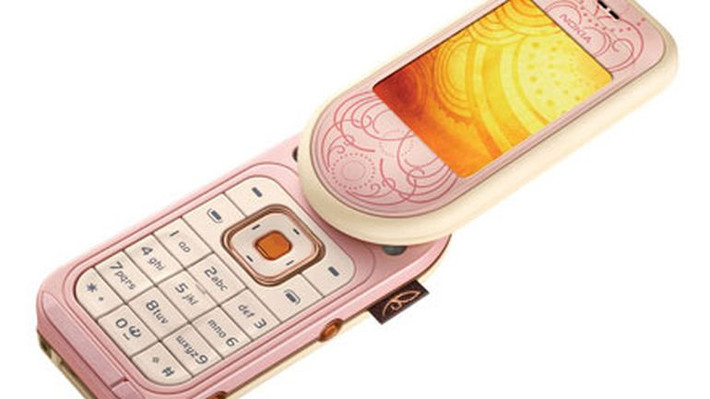 Ra mắt năm 2006, Nokia 7373 trở thành một sản phẩm thời trang dành riêng cho chị em thời bấy giờ nhờ kích thước 88 x 43 x 23 mm, nặng 104 gram cùng các lựa chọn đeo máy trên cổ hay bỏ trong túi. Ảnh: Cnet.
