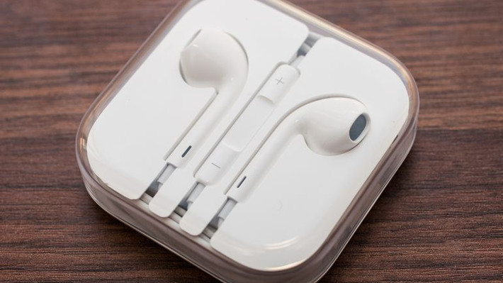 AirPods sở hữu tông màu trắng, mang đậm thiết kế của Apple. Ảnh: Cnet.