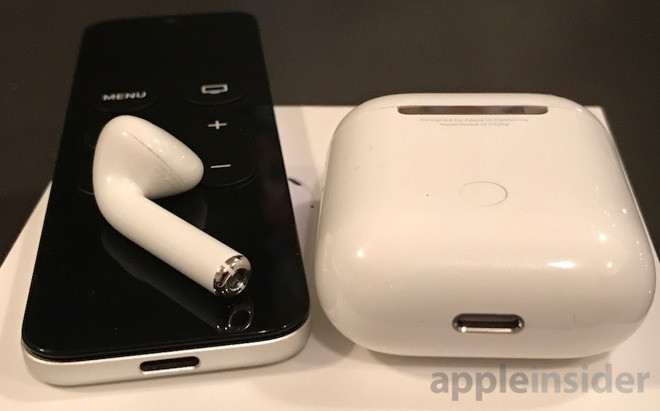 Chiếc hộp đựng tai nghe vừa có tác dụng bảo vệ, vừa là viên pin di động, sạc cho AirPods. Ảnh: Appleinsider.