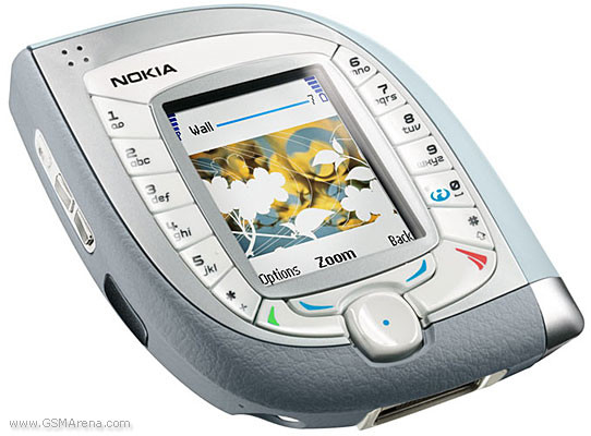 Được thiết kế dạng giọt nước, Nokia 7600 nặng 123g và có kích thước 87x78x19 mm. Ảnh: Telegraph.