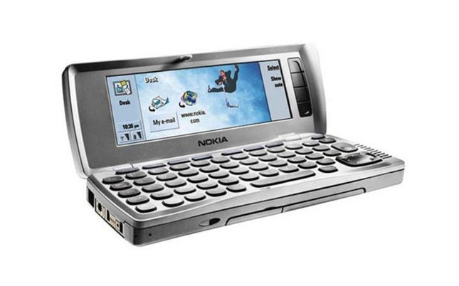 Nokia g201I xuất hiện lần đầu tiên vào năm 2002, được vận hành khá giống chiếc laptop mini. Ảnh: Telegraph.