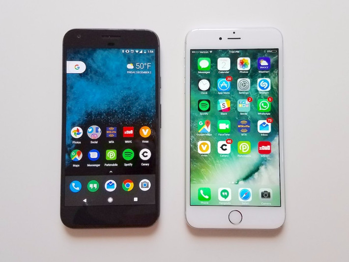 iPhone 7 Plus nhẹ hơn nhiều so với iPhone 6s Plus nhưng với trọng lượng 188g, iPhone 7 Plus vẫn nặng hơn Google's Pixel. Ảnh: Business Insider.