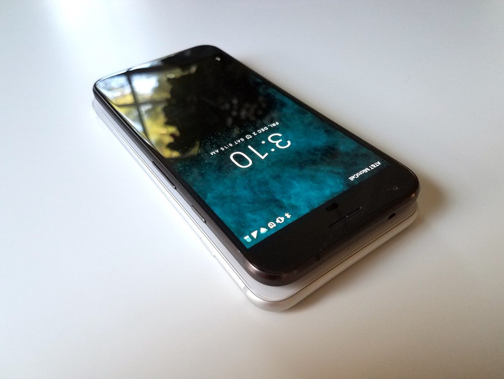 Tính năng Doze của Android giúp giảm tiêu thụ điện năng của Pixel. Nhờ đó, pin của Pixel có tuổi thọ cao hơn iPhone. Ảnh: Cnet.