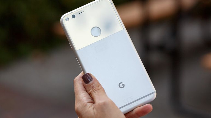 Hệ điều hành Android 7.0 trên Google Pixel được đánh giá tốt hơn nhiều so với iOS 10. Trong khi sản phẩm của Apple chưa tìm ra cách để đưa ra thông báo hợp lý thì người dùng Google Pixel dễ dàng quản lý màn hình khóa trên Android. Ảnh: Business Insider.